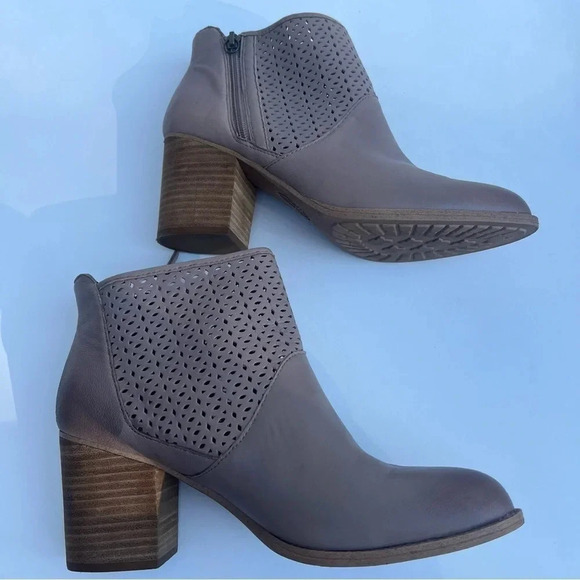 Sofft Leather Perforated Nude Ombré Block Heel Side Zipper Ankle Bootie Size 10M - Picture 4 of 15